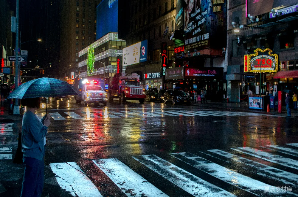 高清摄影 持伞的人正在雨中站立。