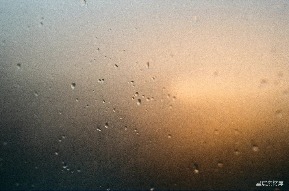 高清摄影 窗外夕阳映衬下滴落的雨滴