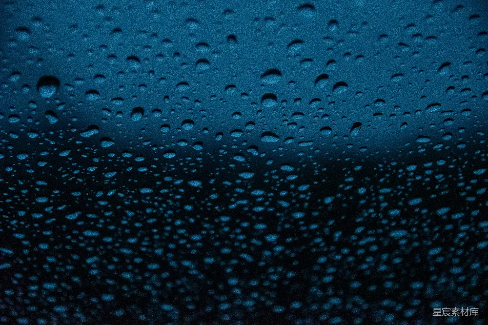 高清摄影 黑暗蓝色表面上的雨滴
