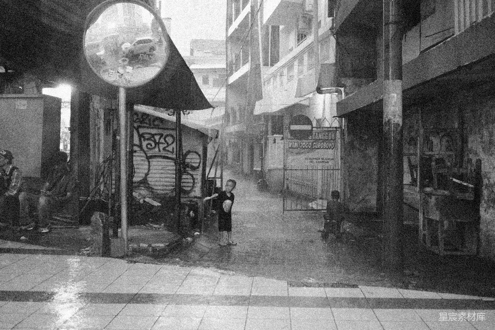 高清摄影 雨巷中嬉戏的孩子们
