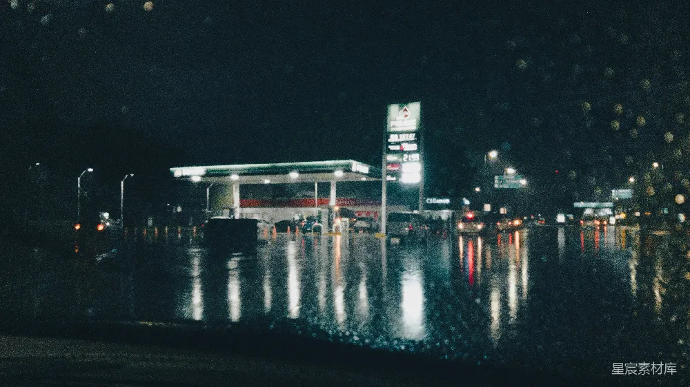 高清摄影 夜晚的城市街道，地面有雨水。