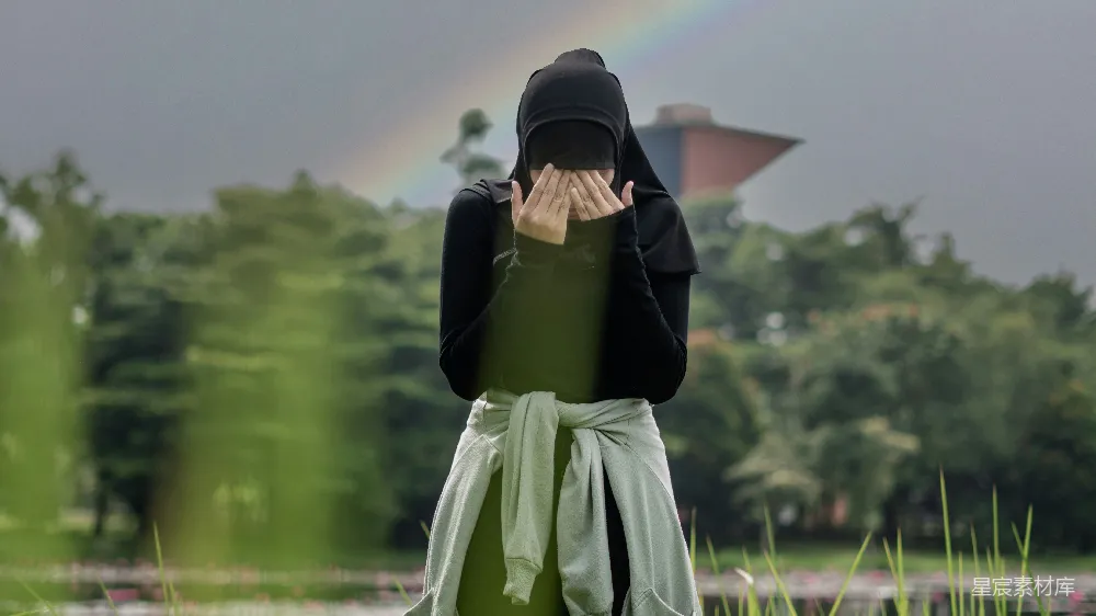 高清摄影 裹头巾的女人背景是彩虹