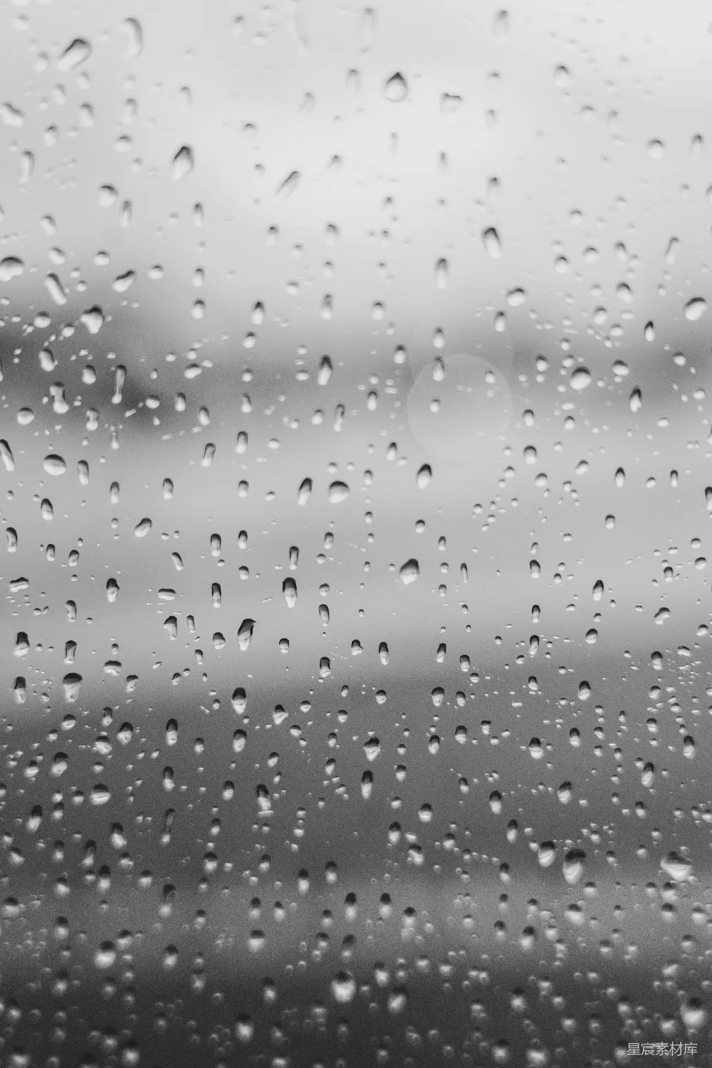 高清摄影 玻璃窗上的雨滴背景模糊