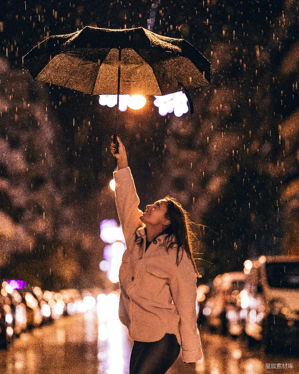 高清摄影 棕色外套的女人在夜间拿着雨伞