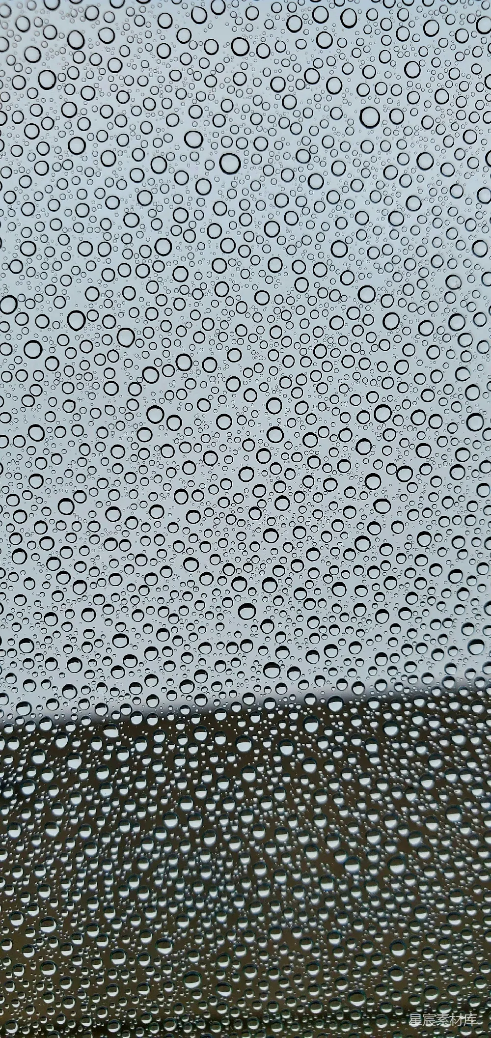 高清摄影 窗户上的近景，挂着雨滴。