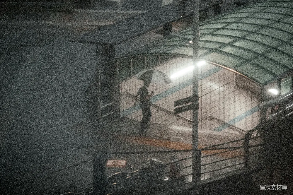 高清摄影 撑伞的人进入地铁入口处下雨。