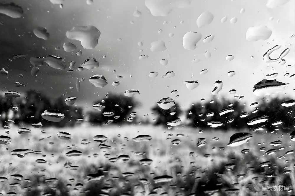 高清摄影 窗玻璃上挂着的雨珠与模糊 outdoors 的景色。