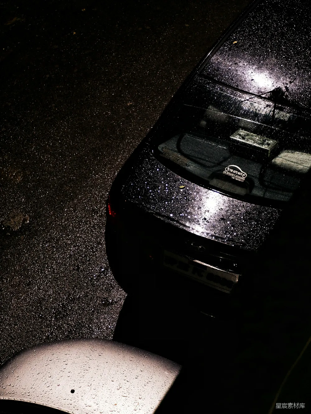 高清摄影 夜晚路边停着一辆车