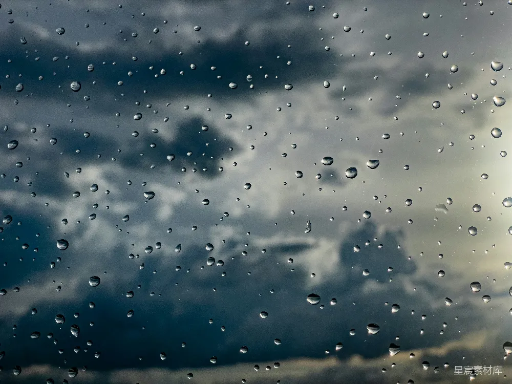 高清摄影 雨滴落在一片阴云密布的天空背景上的玻璃窗上