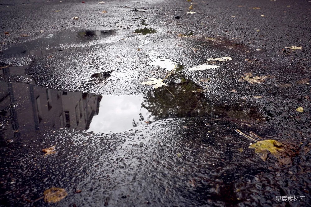 高清摄影 一条地面积水的街道
