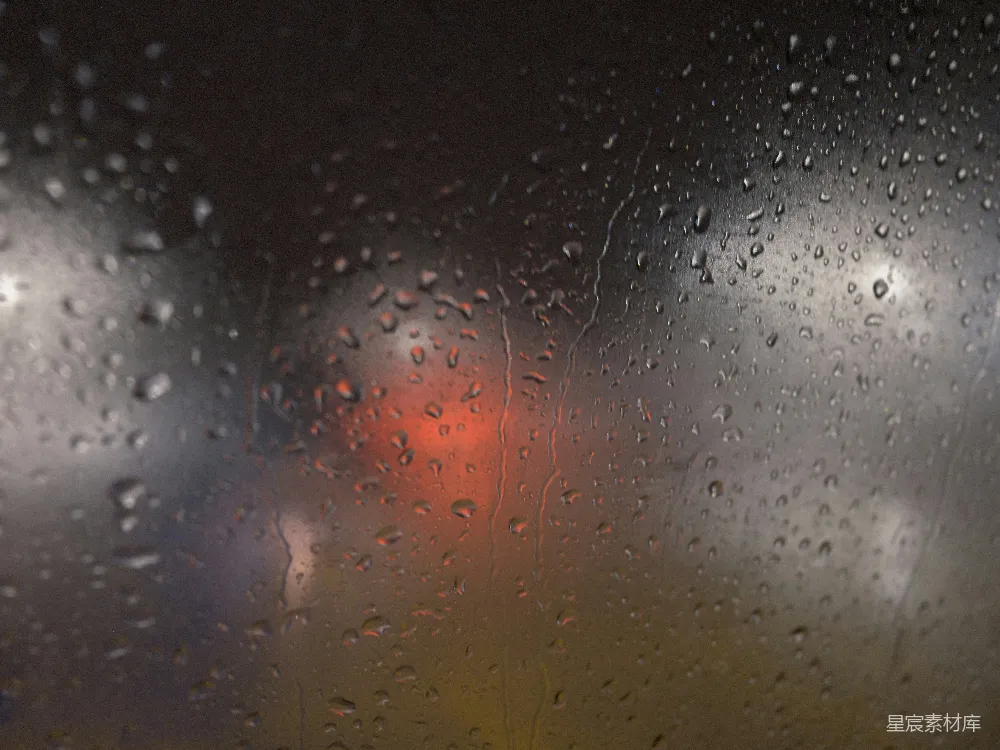 高清摄影 窗玻璃上滴落的雨珠与模糊的灯光