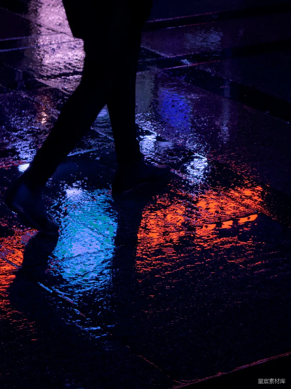 高清摄影 一个人打着伞在雨中行走