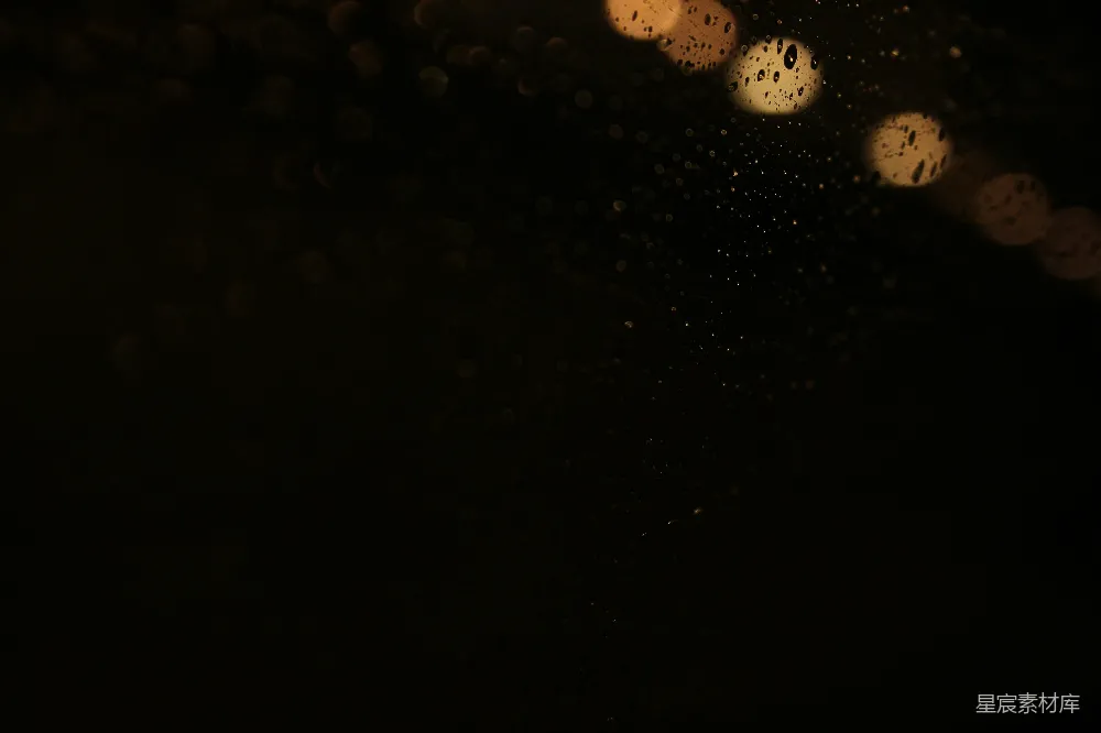 高清摄影 夜幕下车窗上的雨滴