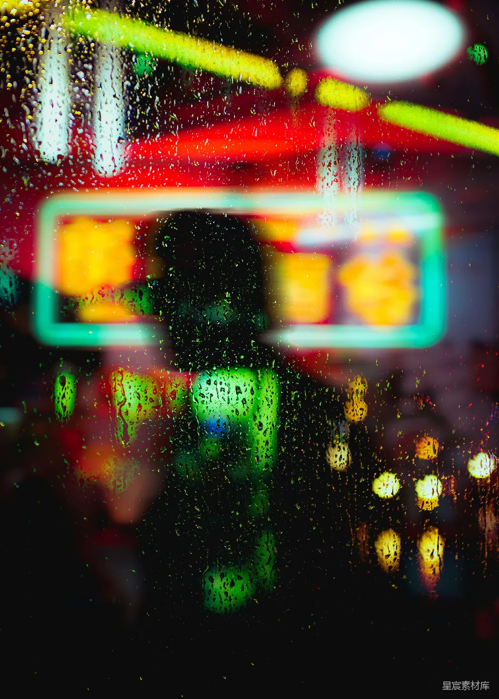高清摄影 夜景中雨滴模糊了霓虹灯光。