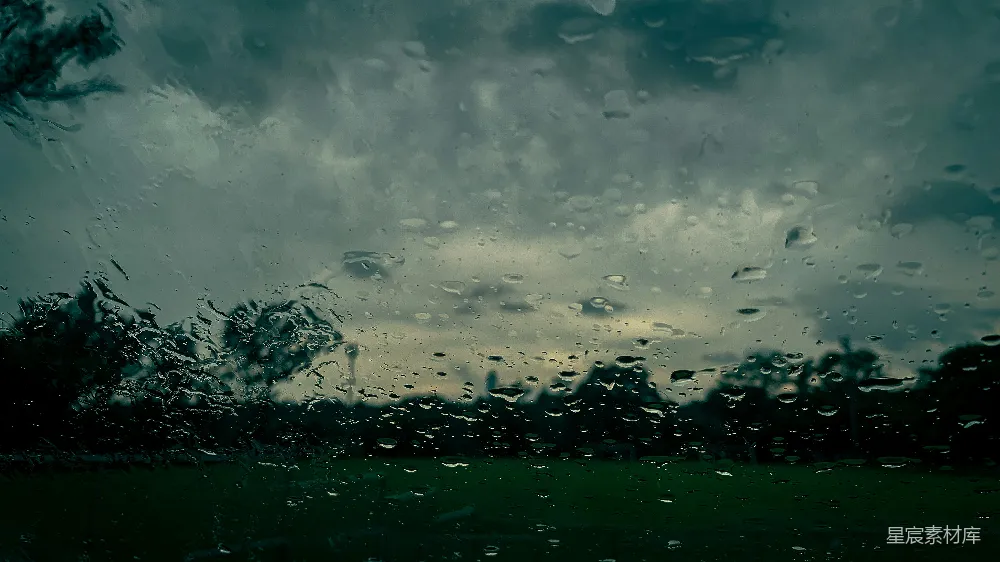 高清摄影 窗前滴落的雨珠映照着乌云密布的天空。