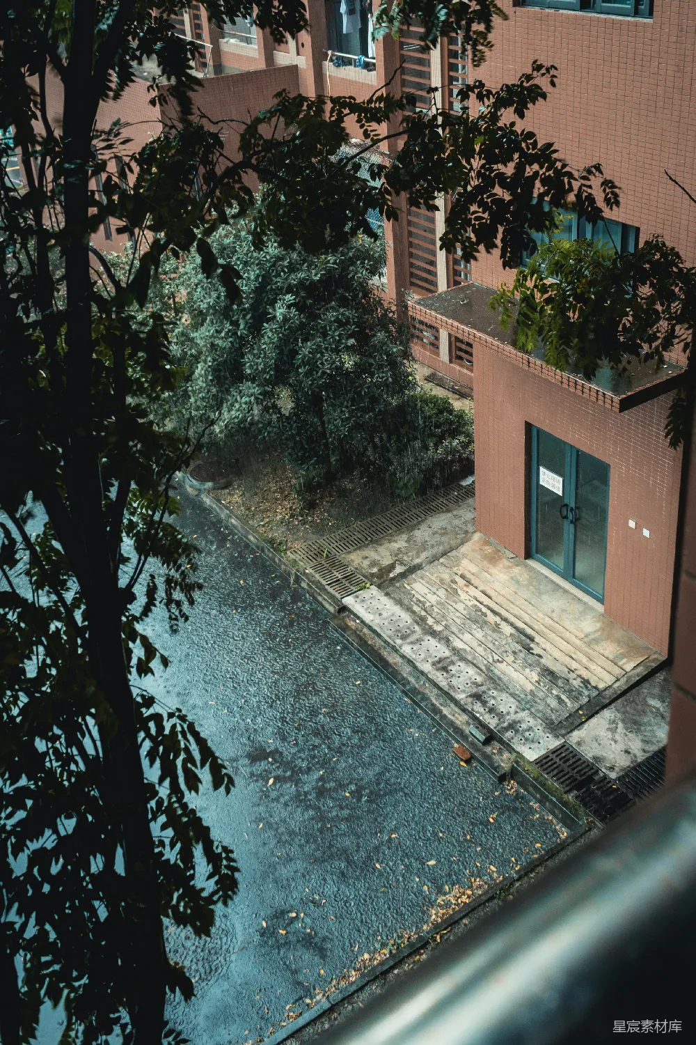 高清摄影 一栋建筑旁边的一个空停车场