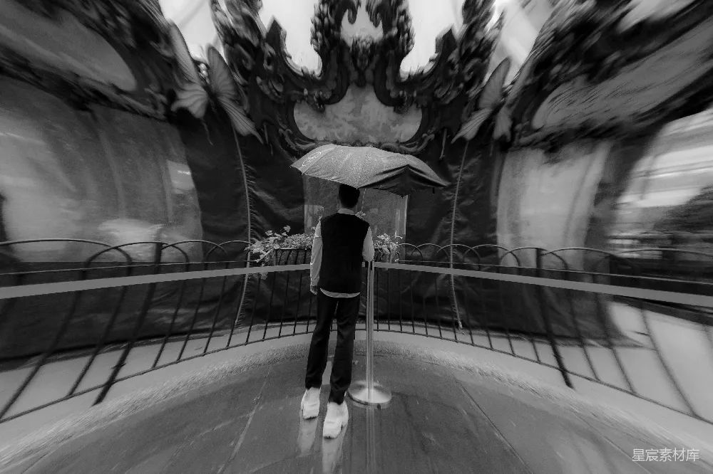 高清摄影 黑色外套和长裤的女人手持雨伞的黑白照片
