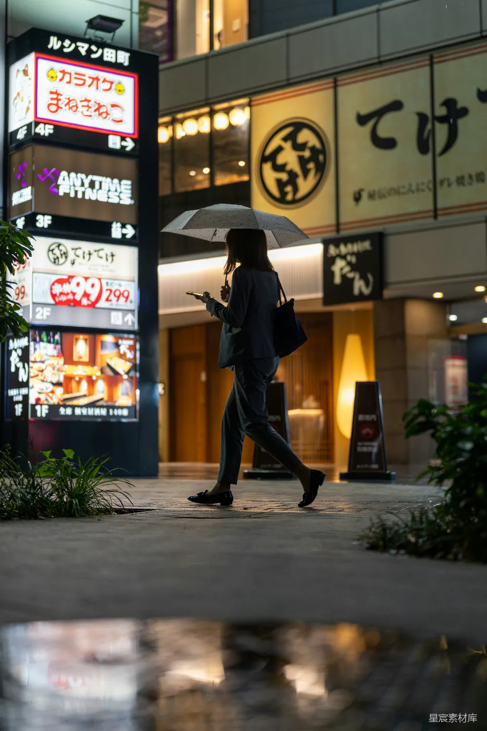 高清摄影 街上一位妇女正撑着伞走着