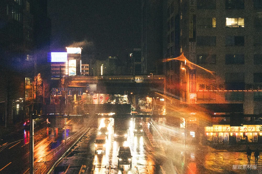 高清摄影 夜幕下的模糊城市街道，车灯拖尾