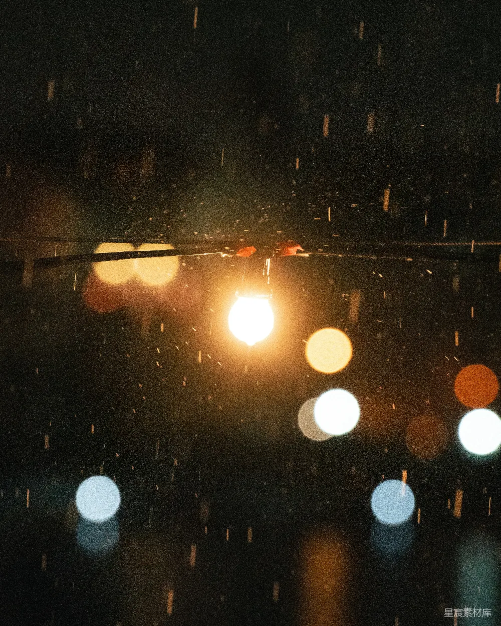 高清摄影 雨中杆上的路灯