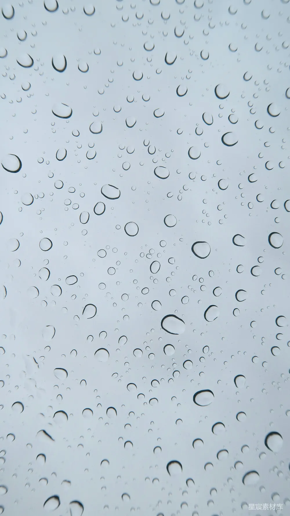 高清摄影 背景是蓝天的窗户上滴落着雨drops
