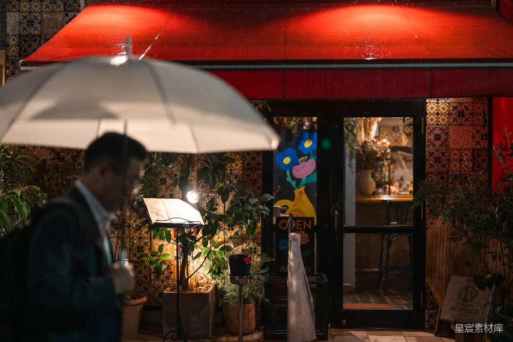 高清摄影 一个男人在建筑物前撑着一把白色伞
