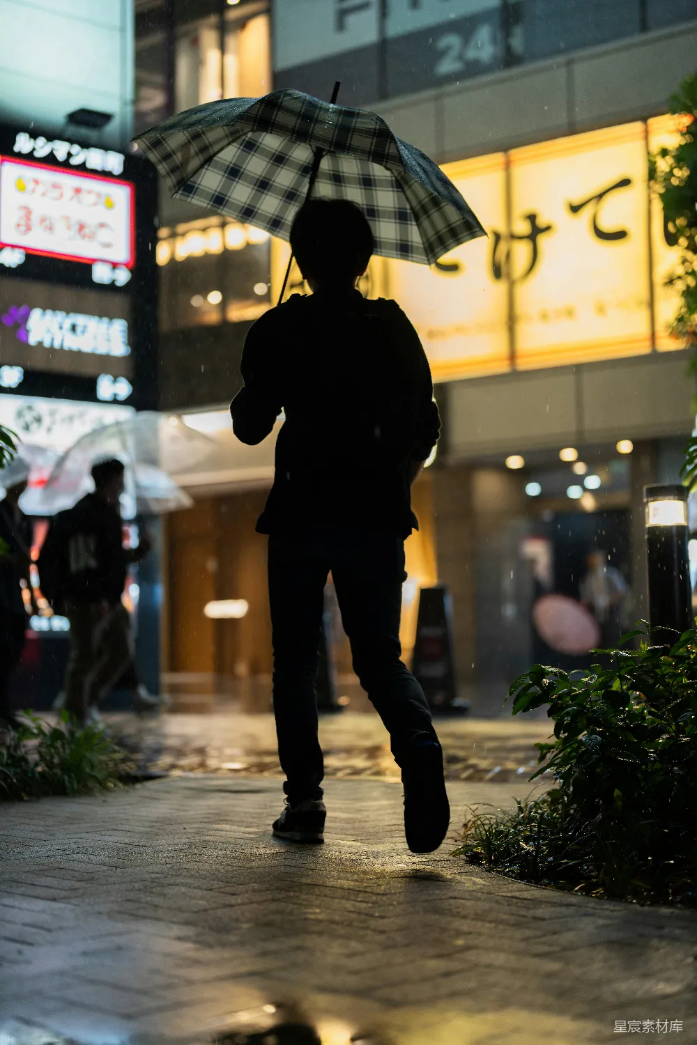 高清摄影 街上一个人撑着伞走路