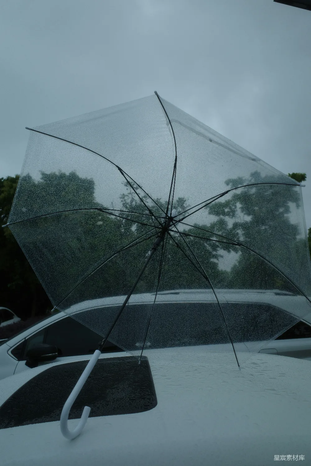 高清摄影 一把雨伞摆在一辆车的上方。