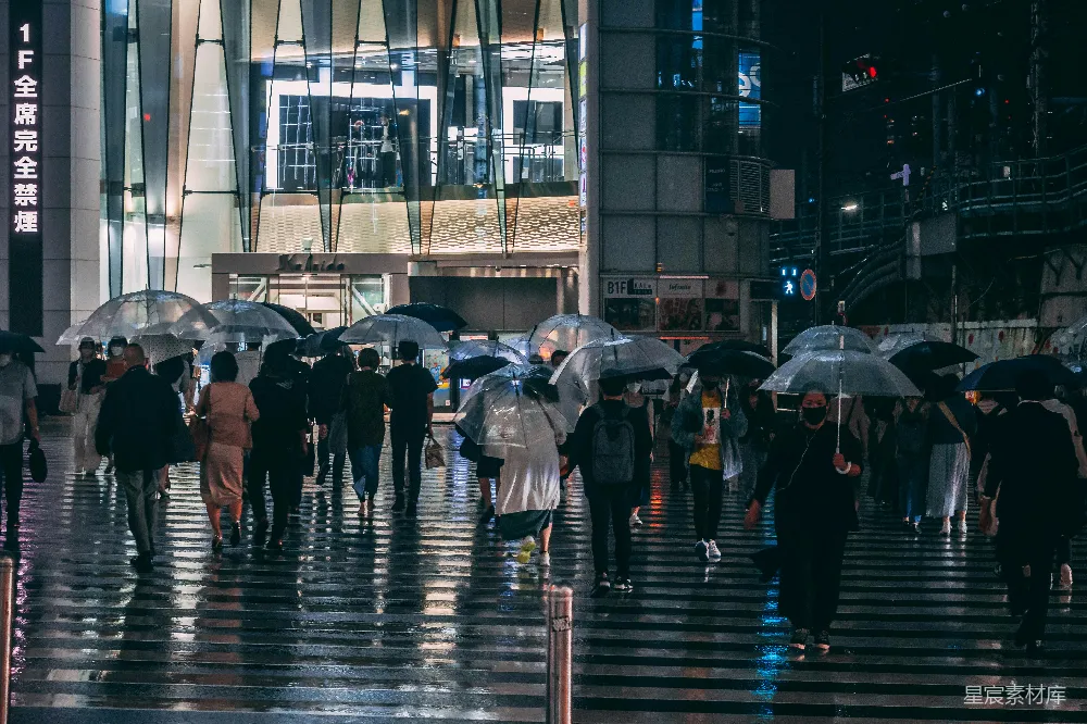 高清摄影 雨中行人走在带有伞的 sidewalks 上