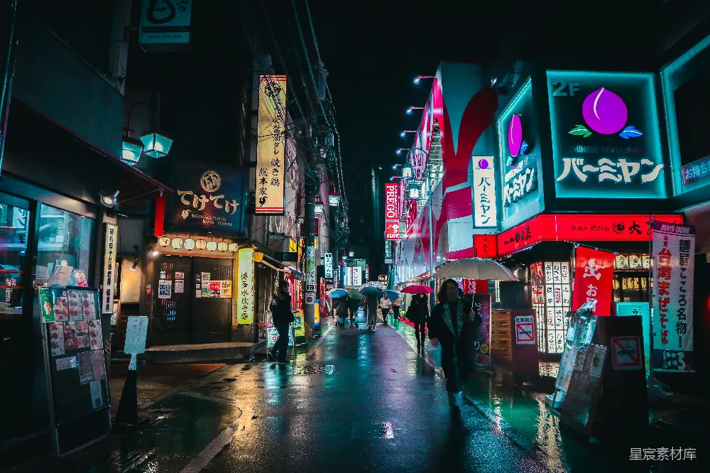 高清摄影 一群人在夜晚走在街道上
