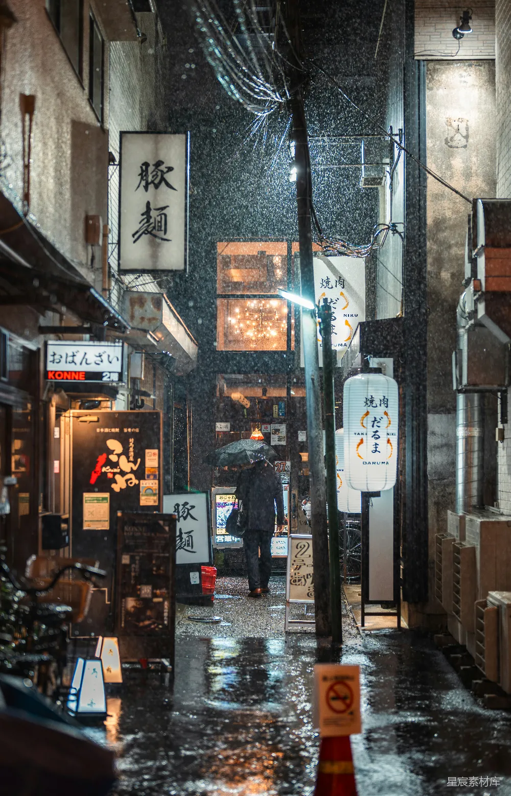 高清摄影 一个男子走在街上拿着雨伞