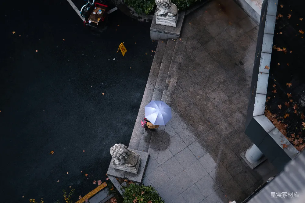 高清摄影 黑沥青公路上的白色伞