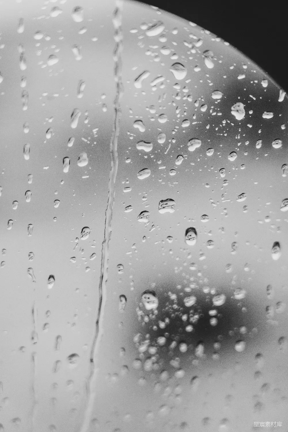 高清摄影 窗玻璃上的雨滴背景模糊
