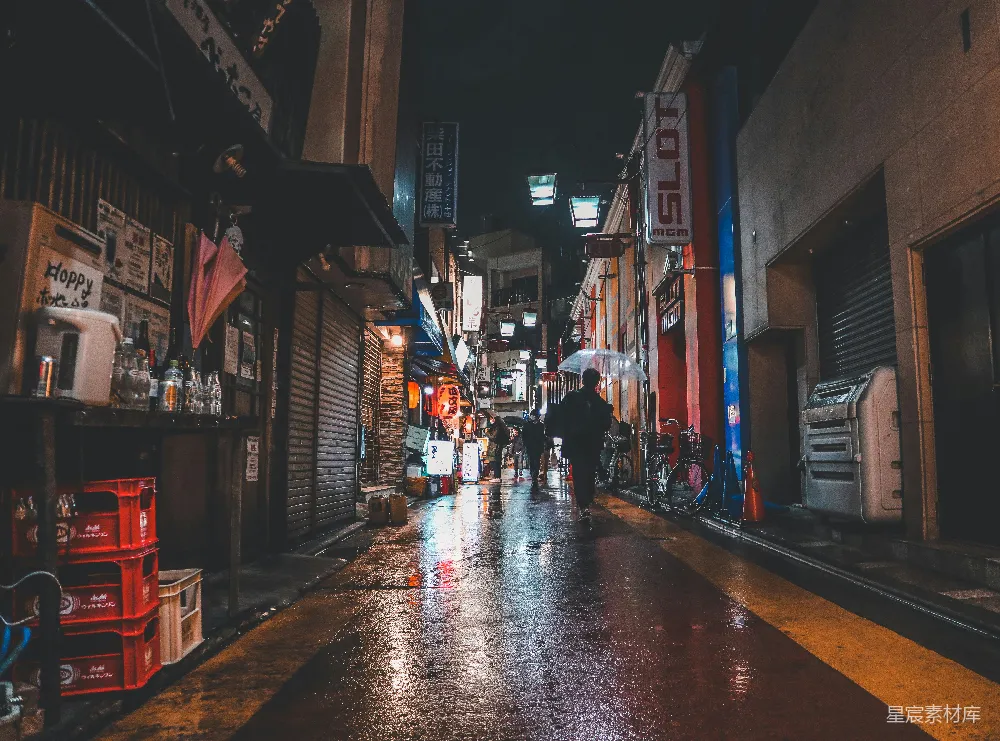 高清摄影 几个行人走在湿漉漉的街道上