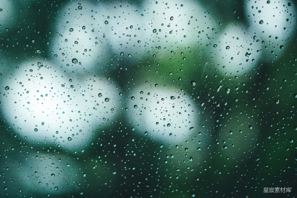 高清摄影 雨滴窗玻璃上的背景模糊成绿色