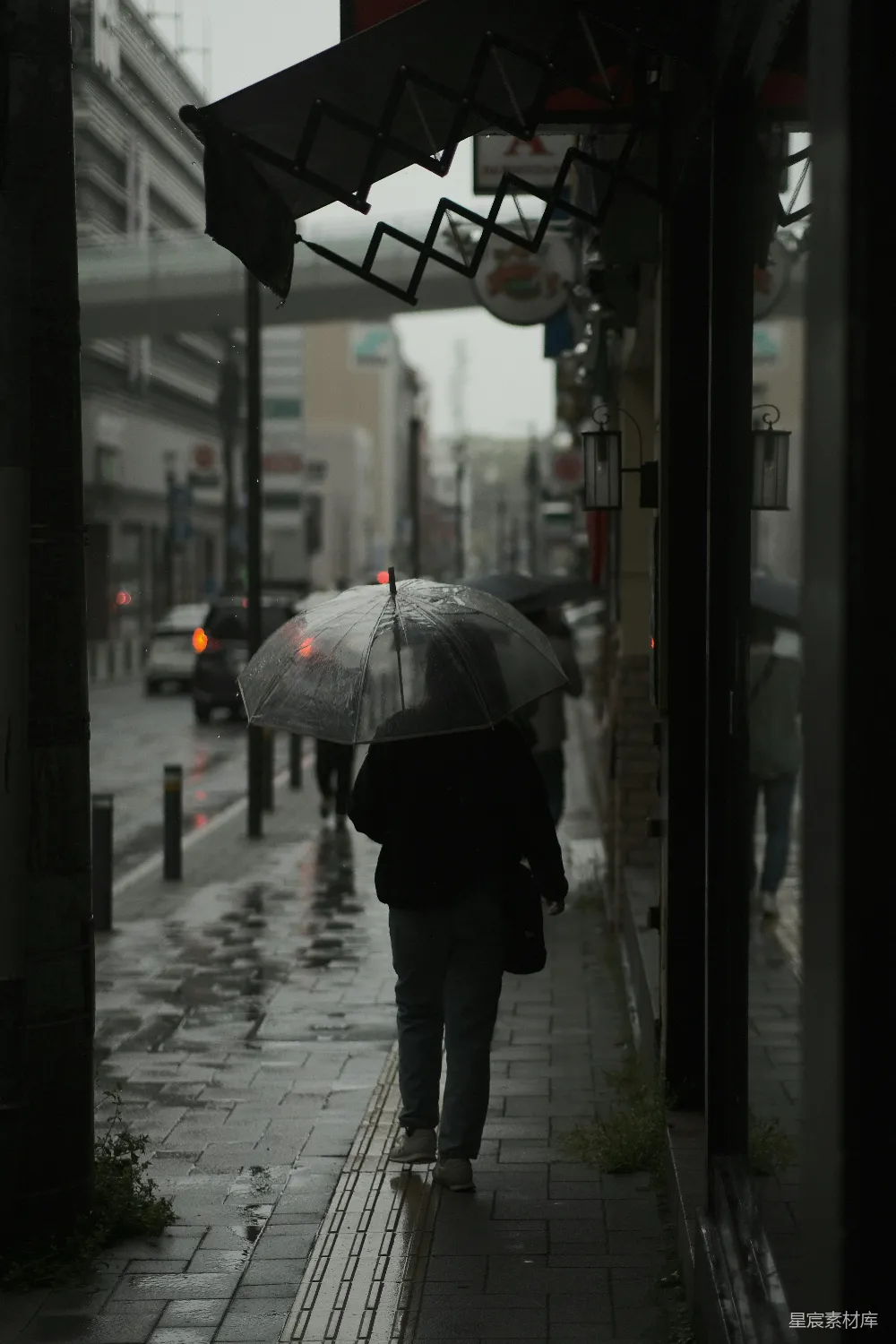 高清摄影 雨中城市街道上撑着伞行走。