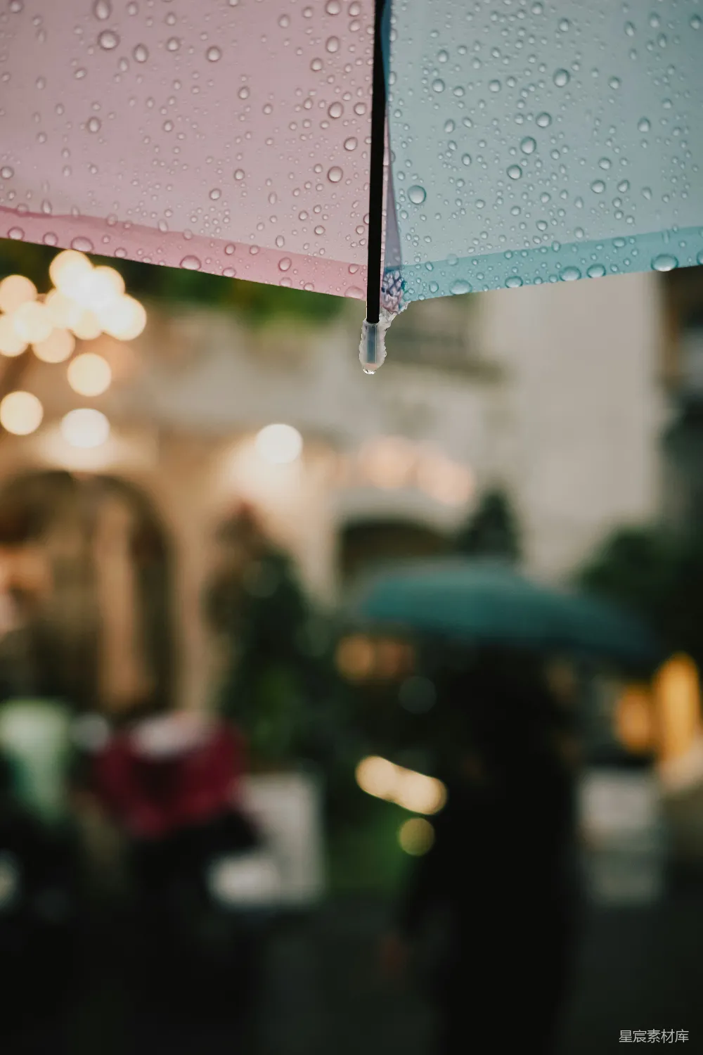 高清摄影 Pastels伞上滴落的雨珠与光圈般的灯光