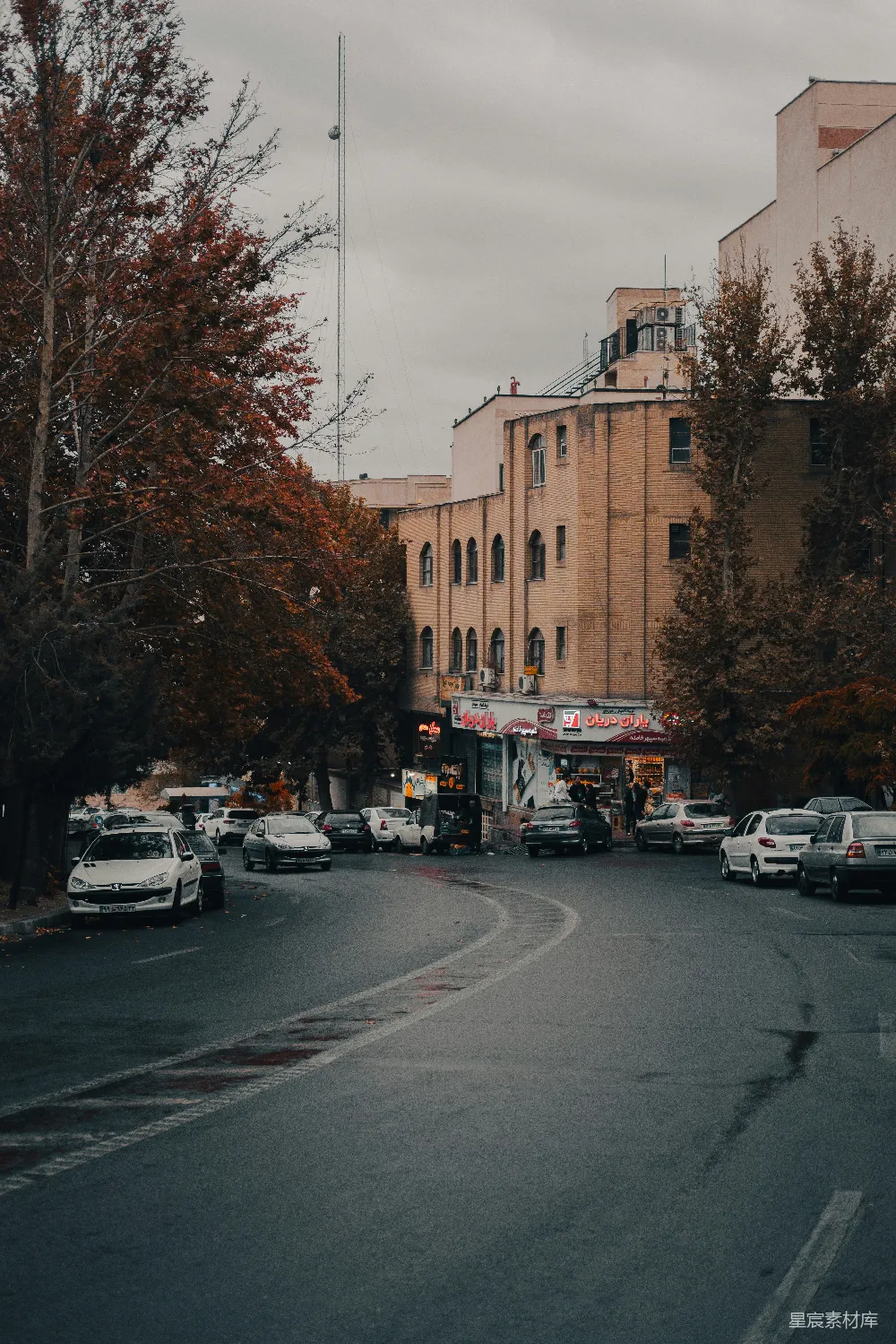 高清摄影 一条有汽车和建筑物两侧的道路
