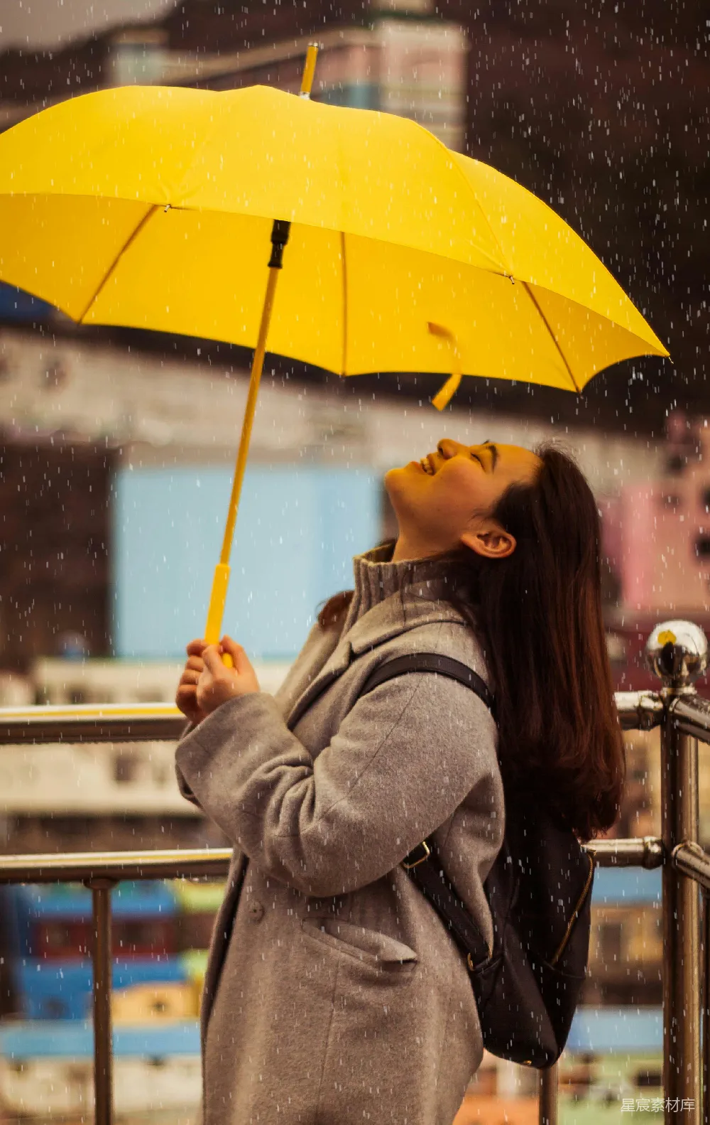 高清摄影 穿灰色夹克的女人手持黄色雨伞