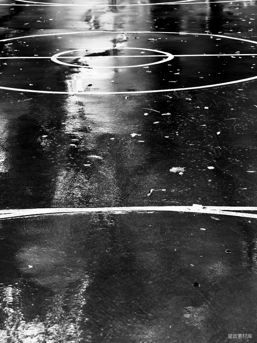 高清摄影 雨后湿漉漉的篮球场映照着倒影