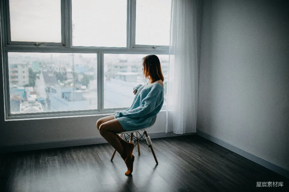 高清摄影 坐在棕色椅子上的女人靠近玻璃窗旁。