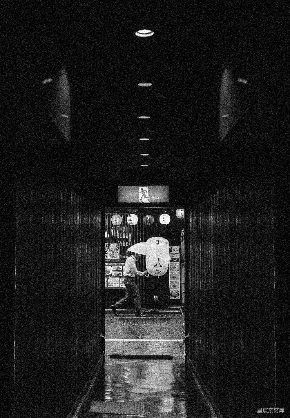 高清摄影 街上行走的人手持雨伞