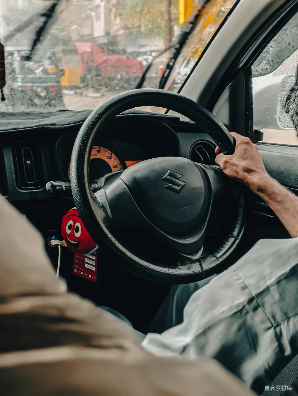 高清摄影 一个男人在雨中开车