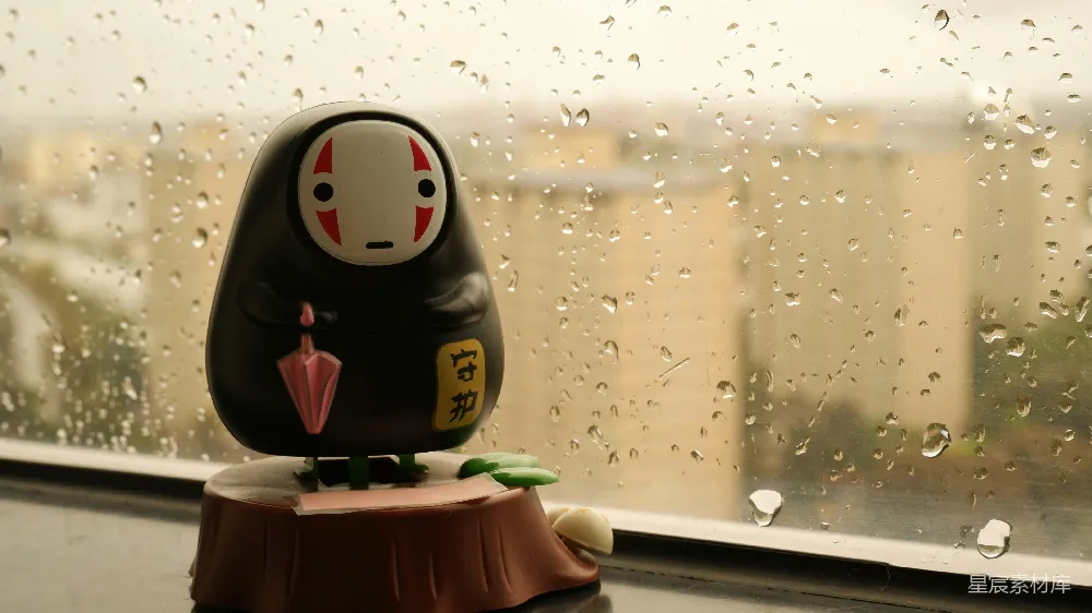 高清摄影 一个小型玩具摆放在窗台上。
