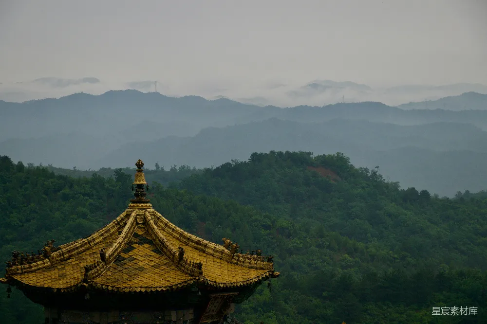 高清摄影 金色的佛塔背景是朦胧的绿色山脉。