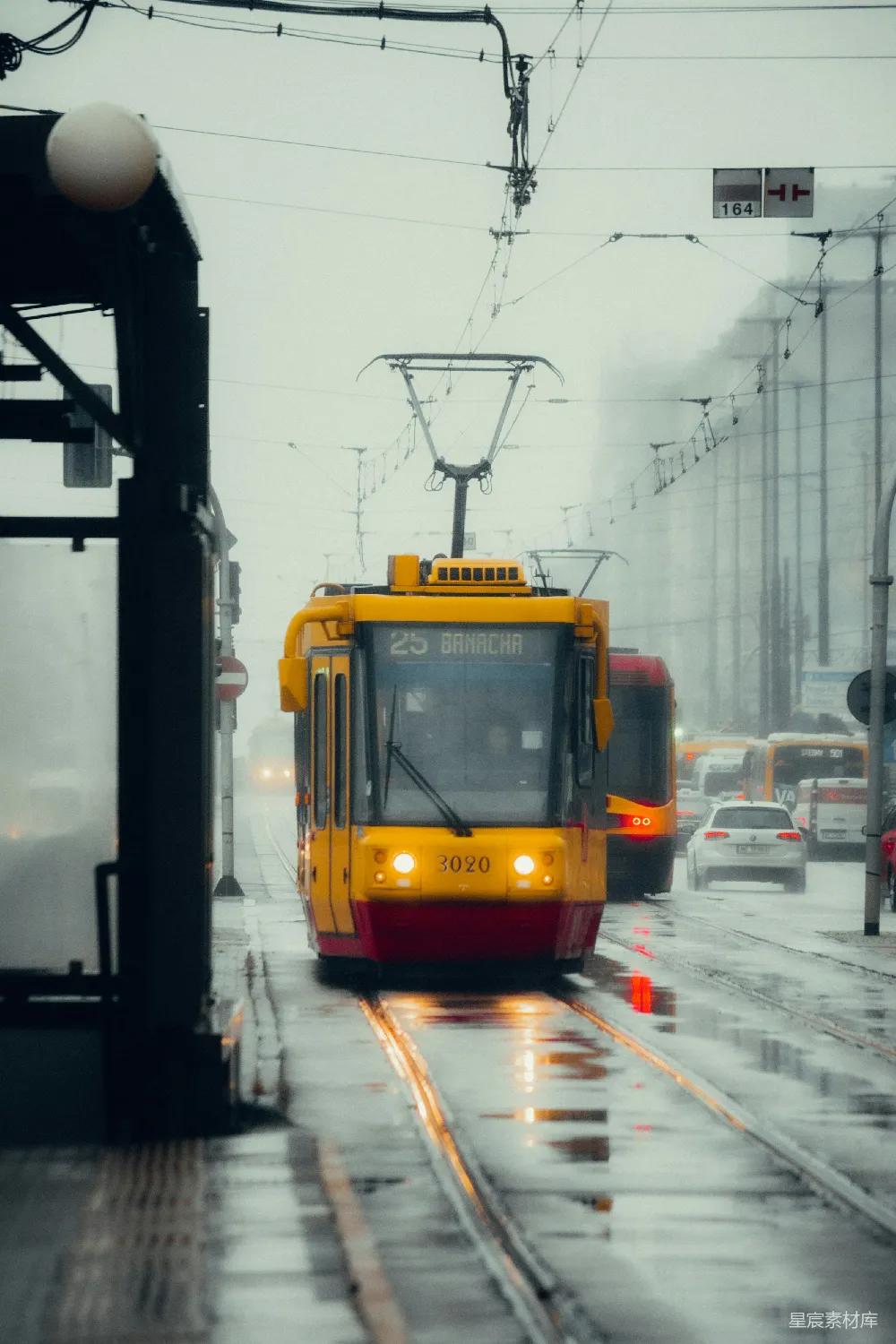 高清摄影 雨天轨道上的火车