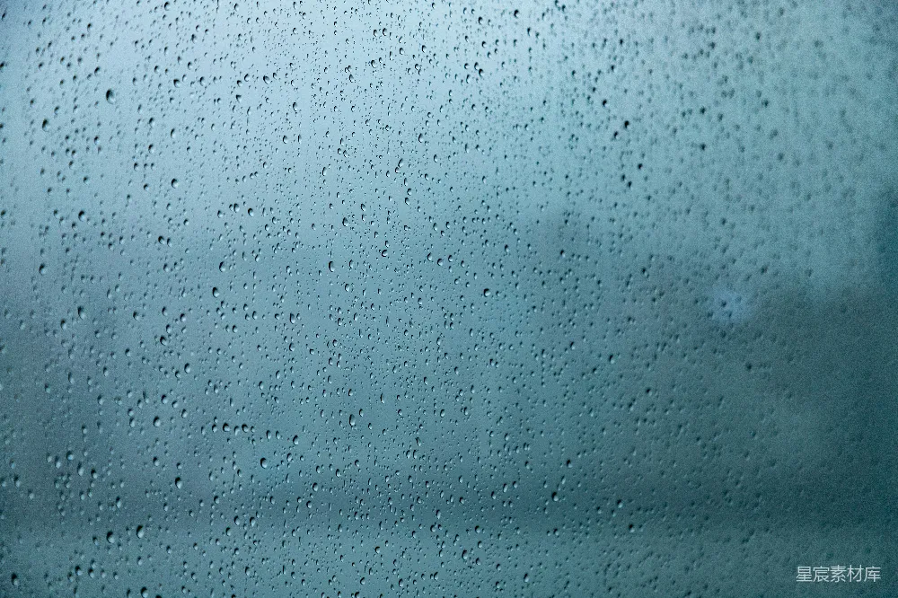 高清摄影 窗户上的近距离特写，上面有雨滴。