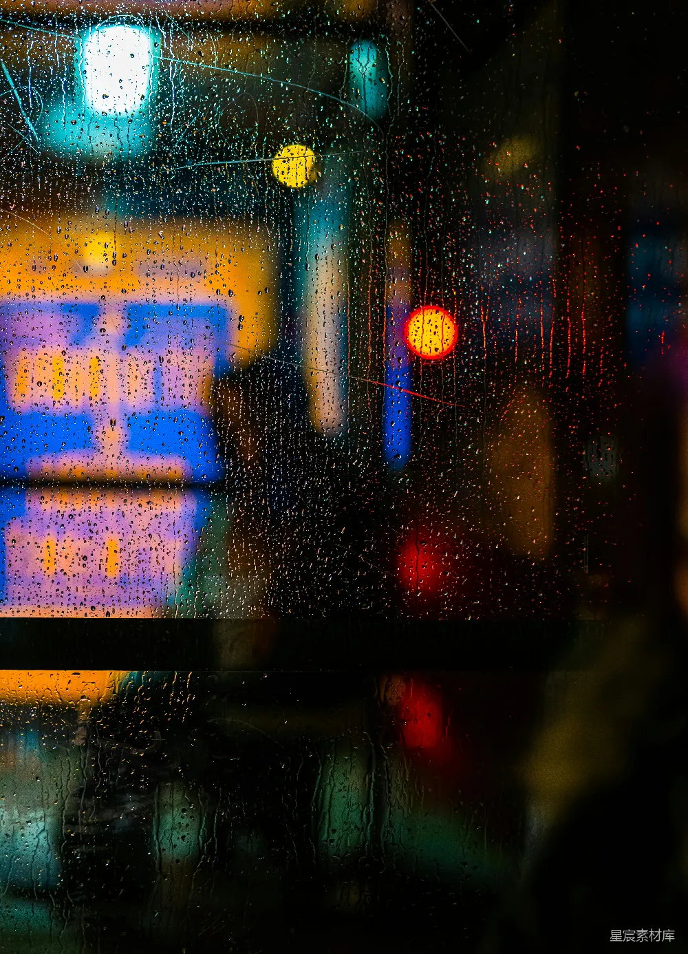 高清摄影 雨中的模糊城市灯火之夜