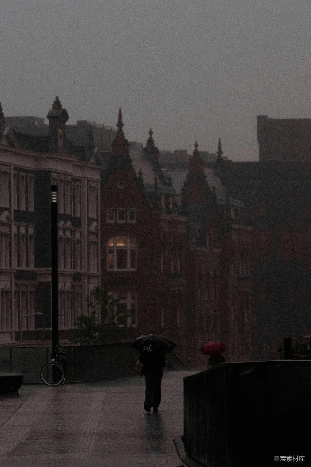 高清摄影 拿着雨伞走路的人