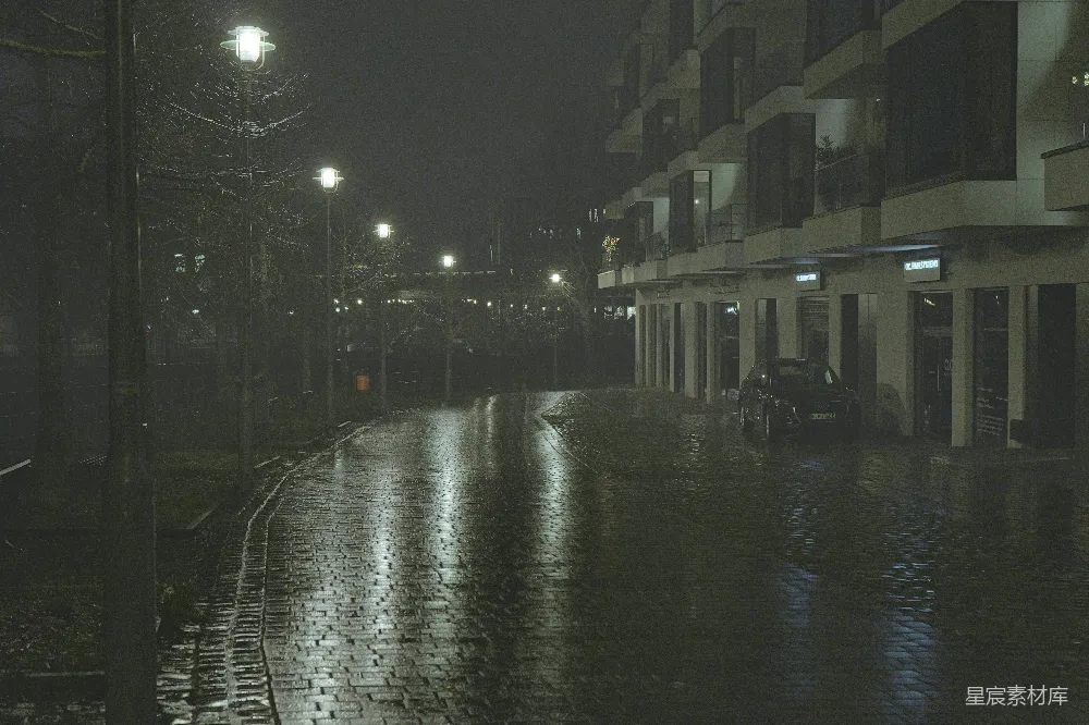 高清摄影 夜晚街道上的湿路反光。